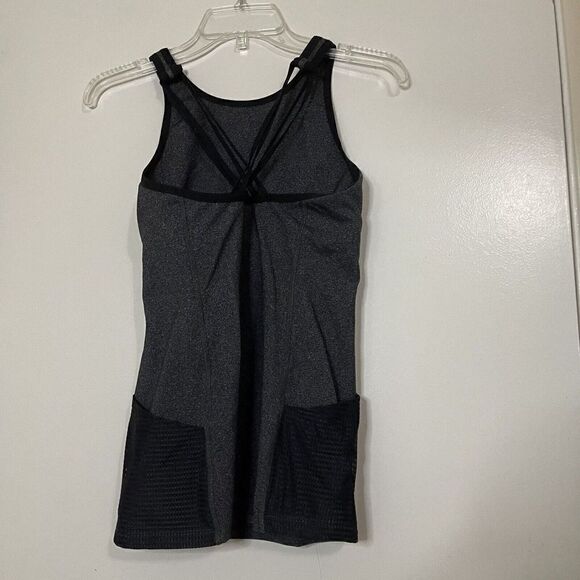 BEYOND YOGA gray unlined shelf bra side mesh pocket tank top size medium - Picture 7 of 7